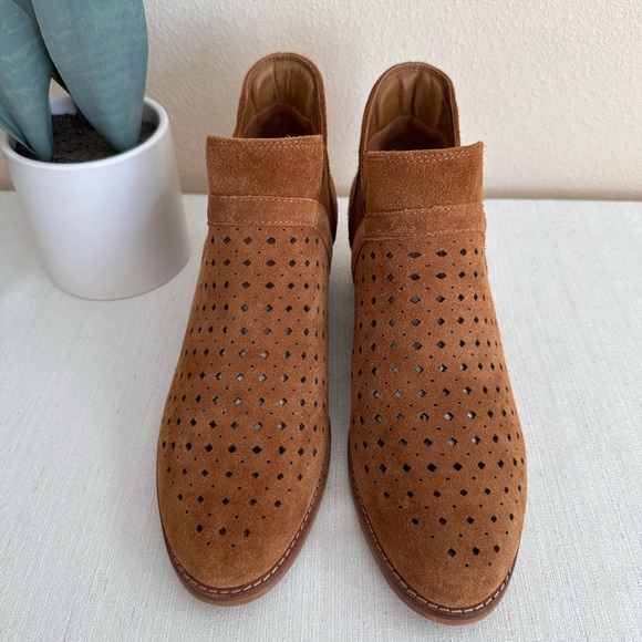 New EARTH Keren Cognac Perforated Suede Slip On Heeled Booties Women’s 9.5B(M) - Picture 2 of 14